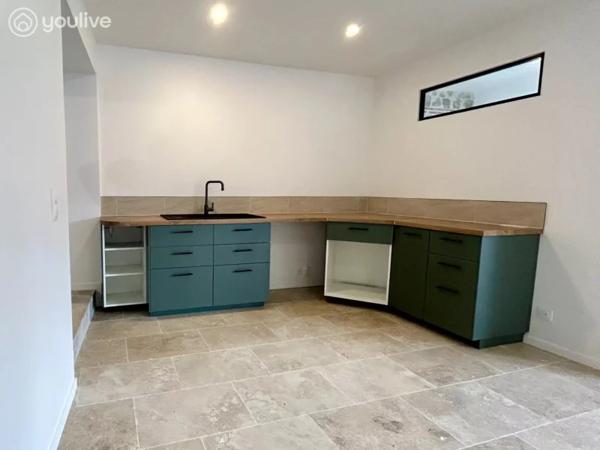 Maison rénovée + garage en plein bourg : aucun travaux, tout à pied