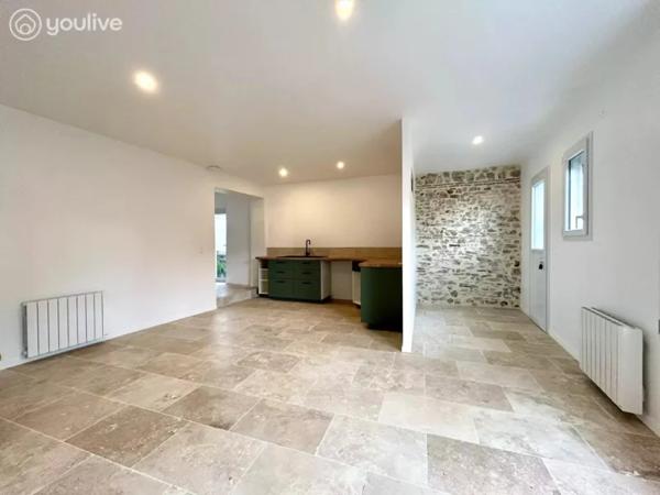 Maison rénovée + garage en plein bourg : aucun travaux, tout à pied