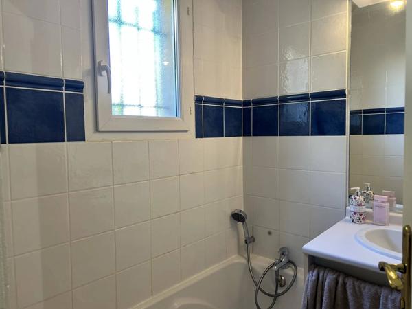 Maison climatisée,T4 avec grand jardin vue sur les collines et accès à pied Golf de Pont Royal