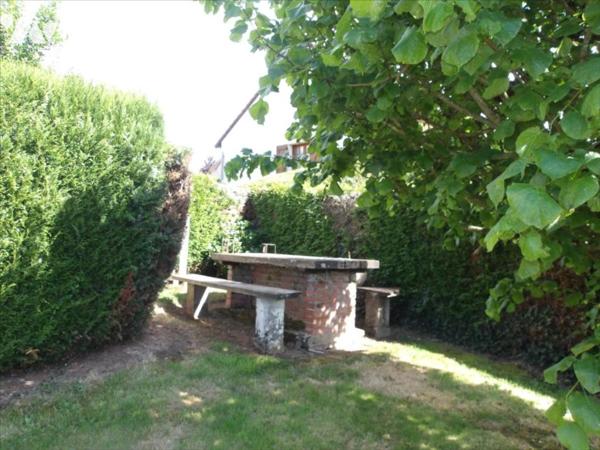 PAVILLON SUR SOUS-SOL SUR TERRAIN 665 M²