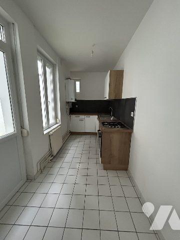 Maison de ville en très bon état avec cour