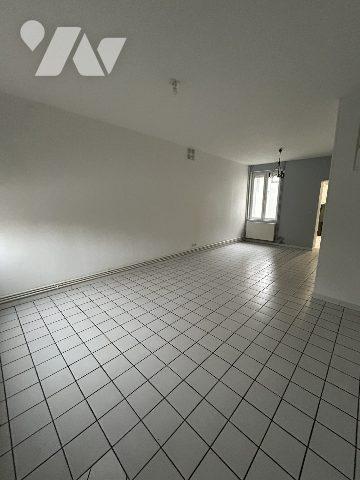 Maison de ville en très bon état avec cour