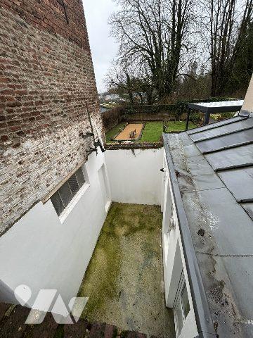 Maison de ville en très bon état avec cour