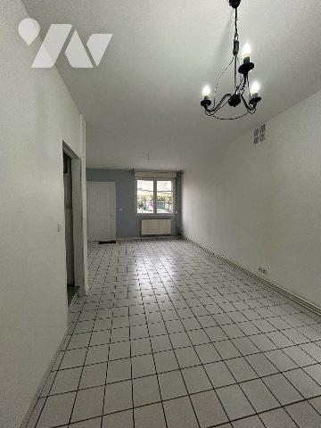 Maison de ville en très bon état avec cour