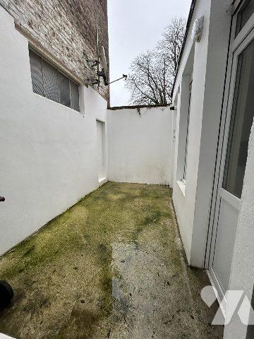 Maison de ville en très bon état avec cour