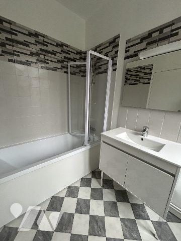 Maison de ville en très bon état avec cour