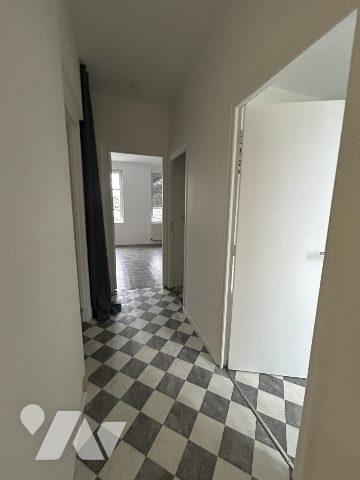 Maison de ville en très bon état avec cour