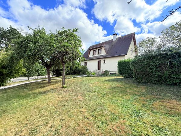 Maison familiale avec grand jardin arboré