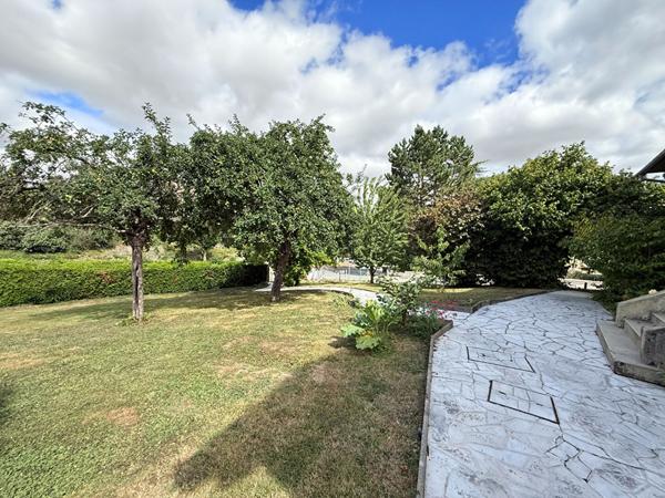 Maison familiale avec grand jardin arboré