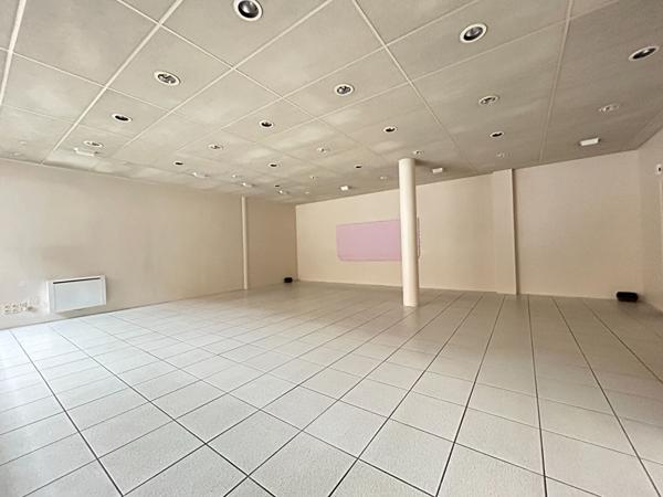 LOCAL COMMERCIAL DE 109 m² - CHATEAU-GONTIER