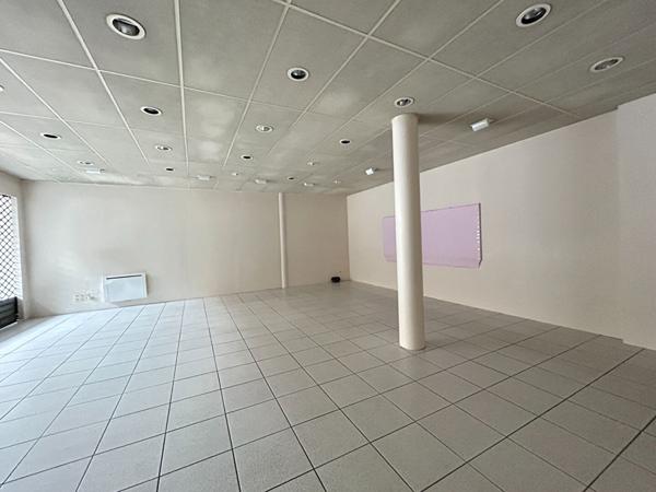 LOCAL COMMERCIAL DE 109 m² - CHATEAU-GONTIER