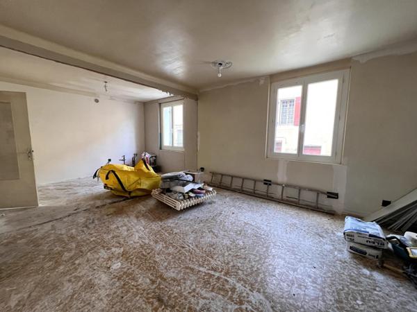 Rare, maison en plein centre de Pernes-les-Fontaines