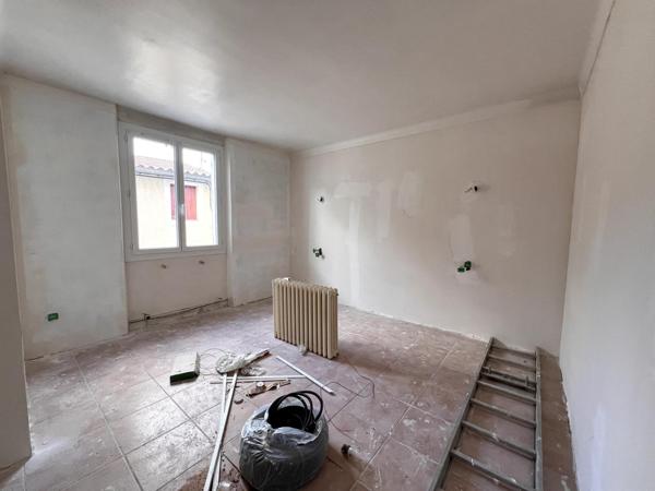 Rare, maison en plein centre de Pernes-les-Fontaines