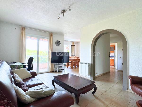En exclusivité : 
Idéalement situé dans une résidence calme et sécurisée (avec interphone), au 2ème étage sur 3 d'un petit immeuble, venez découvrir ce spacieux appartement 3 pièces de 76m2. 
La pièce de vie de plus de 31m2, avec balcon orienté SUD, sans vis à vis, peut etre totalement ouverte. 
Ainsi que sa cuisine attenante de 7m2 avec balcon également. 
Vous disposerez d'un cellier servant de pièce de rangement. 
Une salle d'eau, un WC, et deux chambres spacieuses de 13 m2 avec dressing, viennent compléter l'espace nuit. 
Quelque soit votre profil, toutes les commodités sont accessibles à pied.

Atouts : 
- Belles superficies
- 3 balcons
- Immeuble sécurisé
- Proximité des écoles et collège (100-180mètres)
- A moins de 2 km de l'Avenue 83, ses magasins, et restaurants
- Commodités accessibles à pied.
- Proche Autoroute A57
- Fenêtres double vitrage, PVC
- Chauffage individuel électrique 
- Fibre
- Taxe foncière 1721€
- Charges 95€/mois

Vidéo de l'appartement sur demande.
A VISITER SANS TARDER. Contactez-moi pour une visite : 06.19.94.62.19