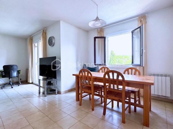En exclusivité : 
Idéalement situé dans une résidence calme et sécurisée (avec interphone), au 2ème étage sur 3 d'un petit immeuble, venez découvrir ce spacieux appartement 3 pièces de 76m2. 
La pièce de vie de plus de 31m2, avec balcon orienté SUD, sans vis à vis, peut etre totalement ouverte. 
Ainsi que sa cuisine attenante de 7m2 avec balcon également. 
Vous disposerez d'un cellier servant de pièce de rangement. 
Une salle d'eau, un WC, et deux chambres spacieuses de 13 m2 avec dressing, viennent compléter l'espace nuit. 
Quelque soit votre profil, toutes les commodités sont accessibles à pied.

Atouts : 
- Belles superficies
- 3 balcons
- Immeuble sécurisé
- Proximité des écoles et collège (100-180mètres)
- A moins de 2 km de l'Avenue 83, ses magasins, et restaurants
- Commodités accessibles à pied.
- Proche Autoroute A57
- Fenêtres double vitrage, PVC
- Chauffage individuel électrique 
- Fibre
- Taxe foncière 1721€
- Charges 95€/mois

Vidéo de l'appartement sur demande.
A VISITER SANS TARDER. Contactez-moi pour une visite : 06.19.94.62.19