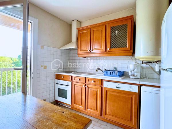 En exclusivité : 
Idéalement situé dans une résidence calme et sécurisée (avec interphone), au 2ème étage sur 3 d'un petit immeuble, venez découvrir ce spacieux appartement 3 pièces de 76m2. 
La pièce de vie de plus de 31m2, avec balcon orienté SUD, sans vis à vis, peut etre totalement ouverte. 
Ainsi que sa cuisine attenante de 7m2 avec balcon également. 
Vous disposerez d'un cellier servant de pièce de rangement. 
Une salle d'eau, un WC, et deux chambres spacieuses de 13 m2 avec dressing, viennent compléter l'espace nuit. 
Quelque soit votre profil, toutes les commodités sont accessibles à pied.

Atouts : 
- Belles superficies
- 3 balcons
- Immeuble sécurisé
- Proximité des écoles et collège (100-180mètres)
- A moins de 2 km de l'Avenue 83, ses magasins, et restaurants
- Commodités accessibles à pied.
- Proche Autoroute A57
- Fenêtres double vitrage, PVC
- Chauffage individuel électrique 
- Fibre
- Taxe foncière 1721€
- Charges 95€/mois

Vidéo de l'appartement sur demande.
A VISITER SANS TARDER. Contactez-moi pour une visite : 06.19.94.62.19