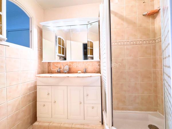 En exclusivité : 
Idéalement situé dans une résidence calme et sécurisée (avec interphone), au 2ème étage sur 3 d'un petit immeuble, venez découvrir ce spacieux appartement 3 pièces de 76m2. 
La pièce de vie de plus de 31m2, avec balcon orienté SUD, sans vis à vis, peut etre totalement ouverte. 
Ainsi que sa cuisine attenante de 7m2 avec balcon également. 
Vous disposerez d'un cellier servant de pièce de rangement. 
Une salle d'eau, un WC, et deux chambres spacieuses de 13 m2 avec dressing, viennent compléter l'espace nuit. 
Quelque soit votre profil, toutes les commodités sont accessibles à pied.

Atouts : 
- Belles superficies
- 3 balcons
- Immeuble sécurisé
- Proximité des écoles et collège (100-180mètres)
- A moins de 2 km de l'Avenue 83, ses magasins, et restaurants
- Commodités accessibles à pied.
- Proche Autoroute A57
- Fenêtres double vitrage, PVC
- Chauffage individuel électrique 
- Fibre
- Taxe foncière 1721€
- Charges 95€/mois

Vidéo de l'appartement sur demande.
A VISITER SANS TARDER. Contactez-moi pour une visite : 06.19.94.62.19