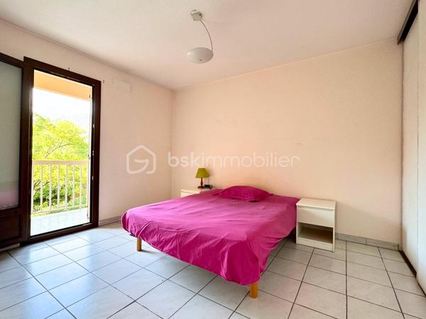 En exclusivité : 
Idéalement situé dans une résidence calme et sécurisée (avec interphone), au 2ème étage sur 3 d'un petit immeuble, venez découvrir ce spacieux appartement 3 pièces de 76m2. 
La pièce de vie de plus de 31m2, avec balcon orienté SUD, sans vis à vis, peut etre totalement ouverte. 
Ainsi que sa cuisine attenante de 7m2 avec balcon également. 
Vous disposerez d'un cellier servant de pièce de rangement. 
Une salle d'eau, un WC, et deux chambres spacieuses de 13 m2 avec dressing, viennent compléter l'espace nuit. 
Quelque soit votre profil, toutes les commodités sont accessibles à pied.

Atouts : 
- Belles superficies
- 3 balcons
- Immeuble sécurisé
- Proximité des écoles et collège (100-180mètres)
- A moins de 2 km de l'Avenue 83, ses magasins, et restaurants
- Commodités accessibles à pied.
- Proche Autoroute A57
- Fenêtres double vitrage, PVC
- Chauffage individuel électrique 
- Fibre
- Taxe foncière 1721€
- Charges 95€/mois

Vidéo de l'appartement sur demande.
A VISITER SANS TARDER. Contactez-moi pour une visite : 06.19.94.62.19