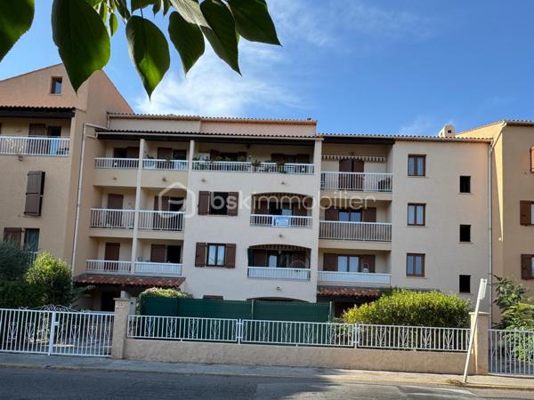 En exclusivité : 
Idéalement situé dans une résidence calme et sécurisée (avec interphone), au 2ème étage sur 3 d'un petit immeuble, venez découvrir ce spacieux appartement 3 pièces de 76m2. 
La pièce de vie de plus de 31m2, avec balcon orienté SUD, sans vis à vis, peut etre totalement ouverte. 
Ainsi que sa cuisine attenante de 7m2 avec balcon également. 
Vous disposerez d'un cellier servant de pièce de rangement. 
Une salle d'eau, un WC, et deux chambres spacieuses de 13 m2 avec dressing, viennent compléter l'espace nuit. 
Quelque soit votre profil, toutes les commodités sont accessibles à pied.

Atouts : 
- Belles superficies
- 3 balcons
- Immeuble sécurisé
- Proximité des écoles et collège (100-180mètres)
- A moins de 2 km de l'Avenue 83, ses magasins, et restaurants
- Commodités accessibles à pied.
- Proche Autoroute A57
- Fenêtres double vitrage, PVC
- Chauffage individuel électrique 
- Fibre
- Taxe foncière 1721€
- Charges 95€/mois

Vidéo de l'appartement sur demande.
A VISITER SANS TARDER. Contactez-moi pour une visite : 06.19.94.62.19