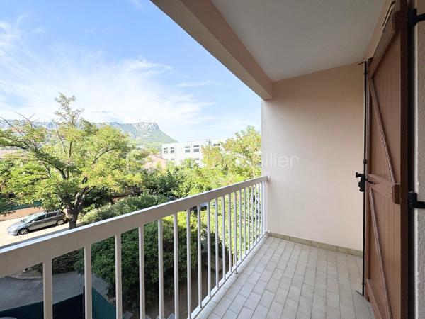 En exclusivité : 
Idéalement situé dans une résidence calme et sécurisée (avec interphone), au 2ème étage sur 3 d'un petit immeuble, venez découvrir ce spacieux appartement 3 pièces de 76m2. 
La pièce de vie de plus de 31m2, avec balcon orienté SUD, sans vis à vis, peut etre totalement ouverte. 
Ainsi que sa cuisine attenante de 7m2 avec balcon également. 
Vous disposerez d'un cellier servant de pièce de rangement. 
Une salle d'eau, un WC, et deux chambres spacieuses de 13 m2 avec dressing, viennent compléter l'espace nuit. 
Quelque soit votre profil, toutes les commodités sont accessibles à pied.

Atouts : 
- Belles superficies
- 3 balcons
- Immeuble sécurisé
- Proximité des écoles et collège (100-180mètres)
- A moins de 2 km de l'Avenue 83, ses magasins, et restaurants
- Commodités accessibles à pied.
- Proche Autoroute A57
- Fenêtres double vitrage, PVC
- Chauffage individuel électrique 
- Fibre
- Taxe foncière 1721€
- Charges 95€/mois

Vidéo de l'appartement sur demande.
A VISITER SANS TARDER. Contactez-moi pour une visite : 06.19.94.62.19
