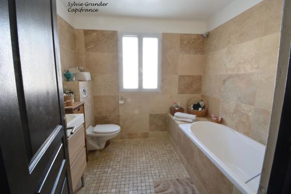 Maison à vendre 8 pièces 194m² de superficie habitable, jardin et piscine