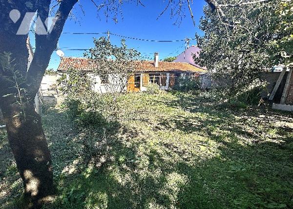 Dans hameau proche de MARENNES, jolie maison ancienne de plain-pied avec garage et jardin clos.