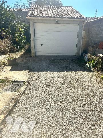 Dans hameau proche de MARENNES, jolie maison ancienne de plain-pied avec garage et jardin clos.
