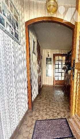 Dans hameau proche de MARENNES, jolie maison ancienne de plain-pied avec garage et jardin clos.