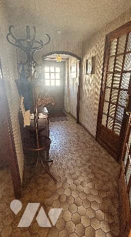 Dans hameau proche de MARENNES, jolie maison ancienne de plain-pied avec garage et jardin clos.
