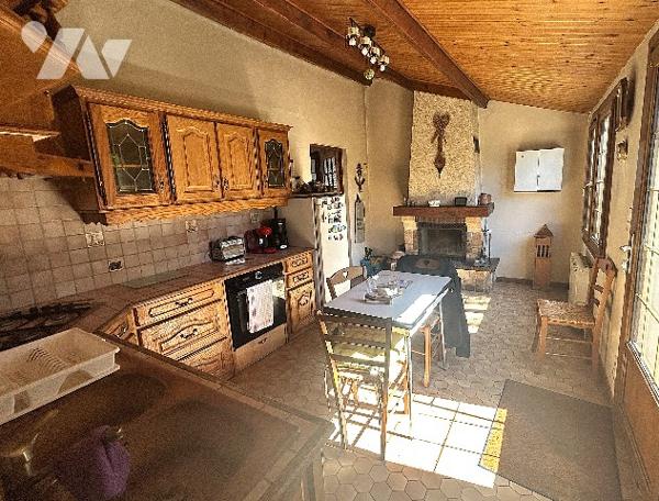 Dans hameau proche de MARENNES, jolie maison ancienne de plain-pied avec garage et jardin clos.