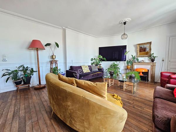 PUTEAUX: Hyper-Centre Ville, Appartement de 4 pièces de 101m² en Carrez e t 130m² au sol, avec balconnets et cave