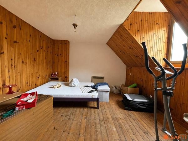 Maison mitoyenne, 3 chambres, fort potentiel !