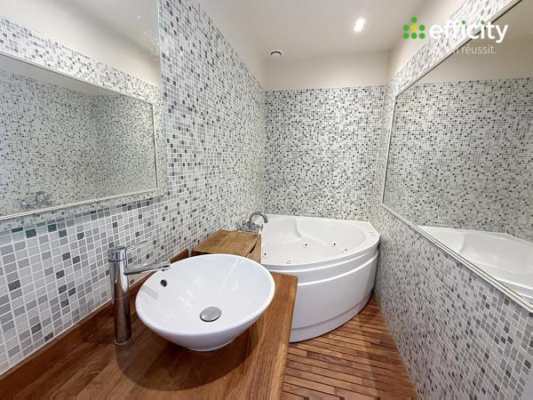 Maison
         8 pièces
        - 250 m² Bien prestige 670 000 € *
