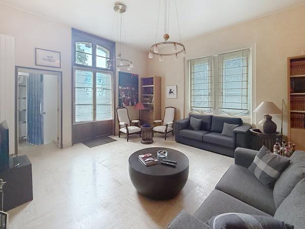 Maison
         8 pièces
        - 250 m² Bien prestige 670 000 € *