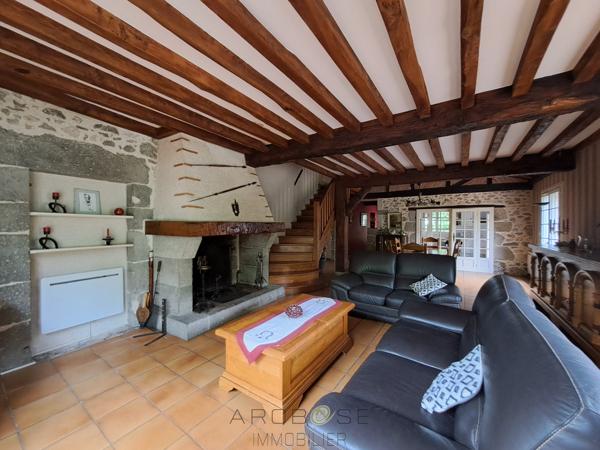 MAISON DE CARACTÈRE EN PIERRE AVEC TERRAIN CLOS ET ARBORÉ .
