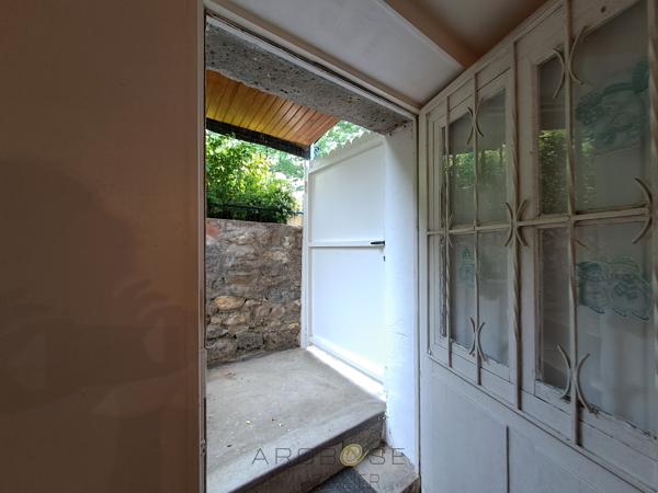 MAISON DE CARACTÈRE EN PIERRE AVEC TERRAIN CLOS ET ARBORÉ .