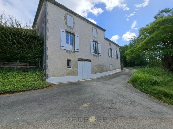 MAISON DE CARACTÈRE EN PIERRE AVEC TERRAIN CLOS ET ARBORÉ .