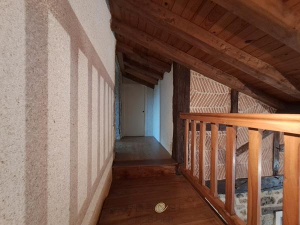 MAISON DE CARACTÈRE EN PIERRE AVEC TERRAIN CLOS ET ARBORÉ .