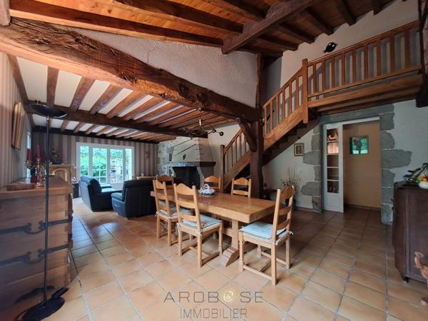 MAISON DE CARACTÈRE EN PIERRE AVEC TERRAIN CLOS ET ARBORÉ .