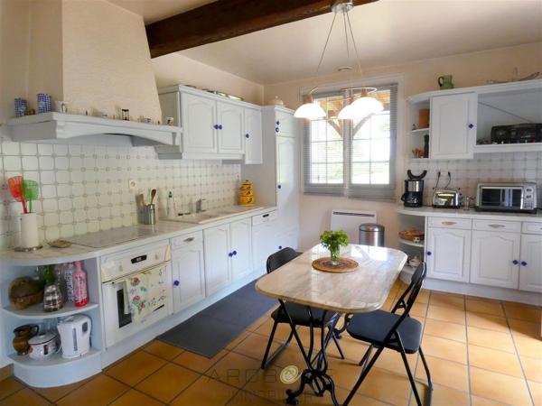 MAISON DE CARACTÈRE EN PIERRE AVEC TERRAIN CLOS ET ARBORÉ .