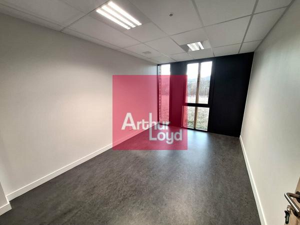 CHATEL GUYON A LOUER BUREAUX - BATIMENT INDEPENDANT- 414M²