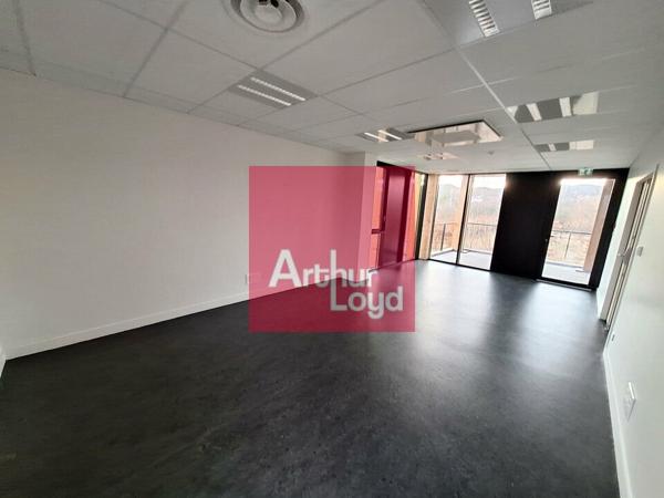 CHATEL GUYON A LOUER BUREAUX - BATIMENT INDEPENDANT- 414M²