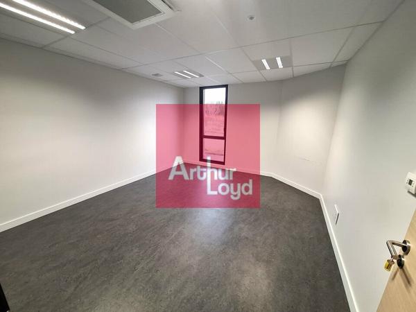 CHATEL GUYON A LOUER BUREAUX - BATIMENT INDEPENDANT- 414M²