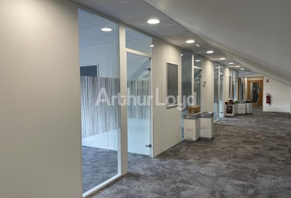 À LOUER - BUREAUX AU COUR D'HAZEBROUCK DANS UN IMMEUBLE TERTIAIRE DYNAMIQUE