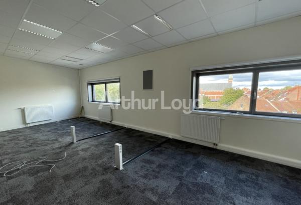 À LOUER - BUREAUX AU COUR D'HAZEBROUCK DANS UN IMMEUBLE TERTIAIRE DYNAMIQUE