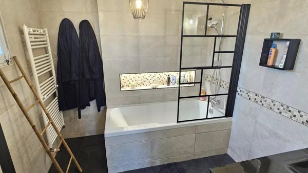 Vente                                                      Maison
                        
                     9 pièces                      181 m2                     à Mondeville