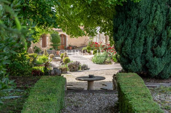 Magnifique Propriété avec Maison de Maître, Moulin et Gîtes
