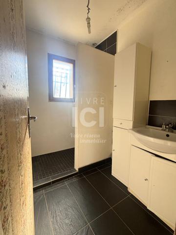 MAISON À RÉNOVER AVEC BEAU POTENTIEL