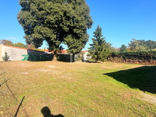 MAISON À RÉNOVER AVEC BEAU POTENTIEL