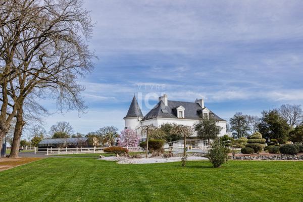 MAISON À RÉNOVER AVEC BEAU POTENTIEL